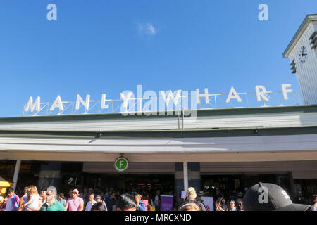 Sydney, Australie : 26 mars 2017 : Manly un quai de servir les passagers entre Manly et Sydney, Australie. La station touristique est extrêmement occupé. Banque D'Images