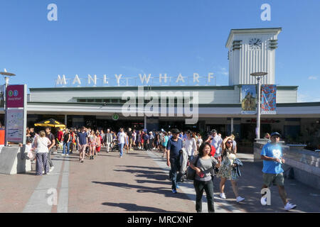 Sydney, Australie : 26 mars 2017 : Manly un quai de servir les passagers entre Manly et Sydney, Australie. La station touristique est extrêmement occupé. Banque D'Images