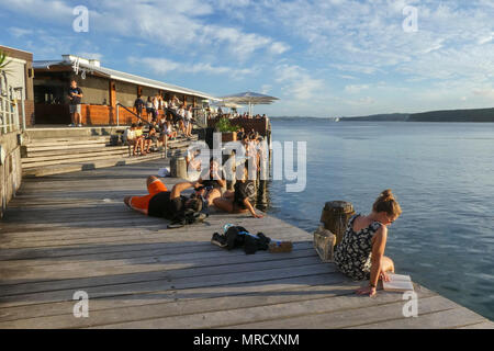 Sydney, Australie : 26 mars 2017 : Manly un quai de servir les passagers entre Manly et Sydney, Australie. Les touristes se détendre et attendre le ferry. Banque D'Images