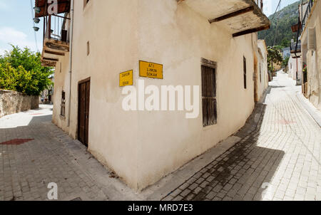 Aci Limon Sokak à Bellapais village nord de Chypre. La ruelle étroite mène à l'Amer Citrons house, ancienne résidence de l'auteur Lawrence Durrell. Banque D'Images