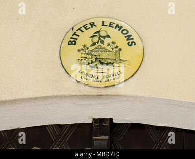 Plaque sur le mur au-dessus de l'entrée de l'ancienne maison d'auteur Lawrence Durrell à Bellapais village Kyrenia, Chypre du Nord. Banque D'Images