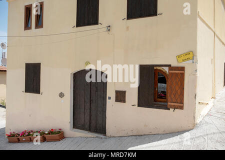 L'ancienne maison de l'auteur Lawrence Durrell à Bellapais village Kyrenia, Chypre du Nord. Durrell a écrit son célèbre livre Bitter Lemons dans la chambre. Banque D'Images