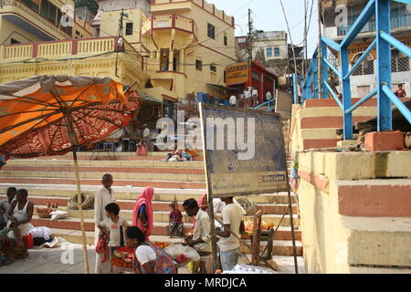 Les Indiens vaquent à leur vie sur les ghats de Varanasi, Inde Banque D'Images