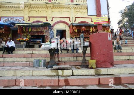 La vie quotidienne sur les ghats, Varanasi, Inde Banque D'Images