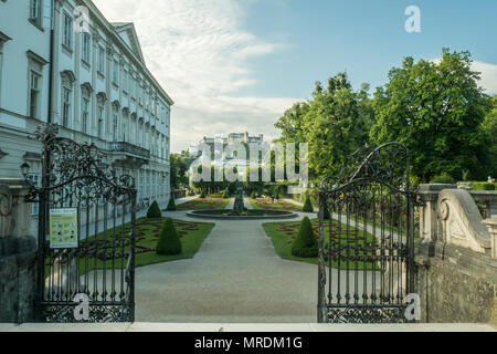 Palais Mirabell et ses jardins avec la forteresse de Hohensalzburg médiévale au sommet d'festungsberg, Salzbourg, Autriche. Banque D'Images