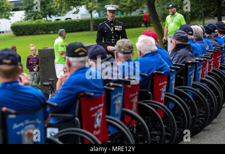 Le capitaine Gregory Jurshak, commandant de peloton, U.S. Marine Corps, silencieuse parle aux anciens combattants avec l'ancienne gloire honneur vol au nord-est du Wisconsin, Mission 40, au Marine Corps War Memorial, Arlington, Va., le 7 juin 2017. Ancienne gloire honneur vol est dédié au transport de la seconde guerre mondiale et locale des anciens combattants de la guerre de Corée pour visiter monuments construit pour rendre hommage aux membres du service qui se sont battus pour notre pays. (Marine Corps photo par Lance Cpl. Damon Mclean/libérés) Banque D'Images