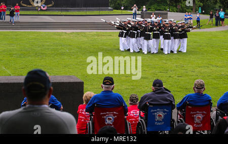 Le Corps des Marines des États-Unis effectue silencieuse pour l'ancien gloire honneur vol au nord-est du Wisconsin, Mission 40, au Marine Corps War Memorial, Arlington, Va., le 7 juin 2017. Ancienne gloire honneur vol est dédié au transport de la seconde guerre mondiale et locale des anciens combattants de la guerre de Corée pour visiter monuments construit pour rendre hommage aux membres du service qui se sont battus pour notre pays. (Marine Corps photo par Lance Cpl. Damon Mclean/libérés) Banque D'Images