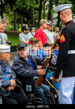 Les membres du Corps des Marines américains silencieuse de rencontrer et saluer les anciens combattants avec l'ancienne gloire honneur vol au nord-est du Wisconsin, Mission 40, après leur performance à la Marine Corps War Memorial, Arlington, Va., le 7 juin 2017. Ancienne gloire honneur vol est dédié au transport de la seconde guerre mondiale et locale des anciens combattants de la guerre de Corée pour visiter monuments construit pour rendre hommage aux membres du service qui se sont battus pour notre pays. (Marine Corps photo par Lance Cpl. Damon Mclean/libérés) Banque D'Images