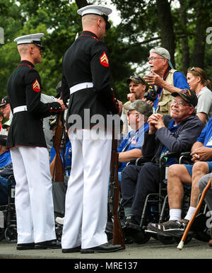 Les membres du Corps des Marines américains silencieuse de rencontrer et saluer les anciens combattants avec l'ancienne gloire honneur vol au nord-est du Wisconsin, Mission 40, après leur performance à la Marine Corps War Memorial, Arlington, Va., le 7 juin 2017. Ancienne gloire honneur vol est dédié au transport de la seconde guerre mondiale et locale des anciens combattants de la guerre de Corée pour visiter monuments construit pour rendre hommage aux membres du service qui se sont battus pour notre pays. (Marine Corps photo par Lance Cpl. Damon Mclean/libérés) Banque D'Images