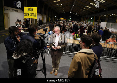 Directeur exécutif d'Amnesty International l'Irlande Colm O'Gorman parler aux médias avant le début de l'inventaire à la Dublin's RDS dans le référendum sur la 8e amendement de la Constitution irlandaise qui interdit l'avortement sauf si la vie de la mère est en danger. Banque D'Images