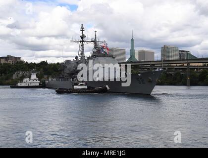 170608-N-LQ926-203 PORTLAND en Orégon, (8 juin 2017) la classe Ticonderoga croiseur lance-missiles USS Bunker Hill (CG 52) arrive à Portland pour la semaine du Festival. Le festival de Portland et la Fleet Week sont une célébration de la mer avec des services marins, marines, et les membres de la Garde côtière des États-Unis et du Canada faisant de la ville un port d'escale. (U.S. Photo par marine Spécialiste de la communication de masse 2e classe Alex Van'tLeven /libéré) Banque D'Images