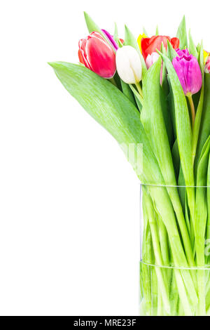 Bouquet de tulipes fleurs dans le vase de verre isolé sur fond blanc Banque D'Images