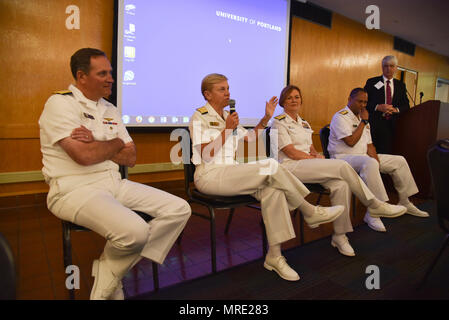 170608-N- HM829-008 Portland, Oregon (8 juin 2017) Arrière Adm. Marcus Hitchcock, commandant du groupe aéronaval, 3 (de gauche à droite), Vice-amiral. Nora Tyson, commandant du 3e Flotte, Adm arrière. Dawn Cutler, chef de la Marine, de l'information et à l'arrière Adm. Gary Mayes, commandant de la région nord-ouest de la Marine, répondre aux questions de Portland area surintendances des écoles et des chefs d'entreprise, à un petit-déjeuner Les directeurs s'est tenue à l'université de Portland Portland Rose Festival lors de la Fleet Week 2017. Le festival de Portland et la Fleet Week sont une célébration de la mer avec des services marins, marines, et de la gua Banque D'Images