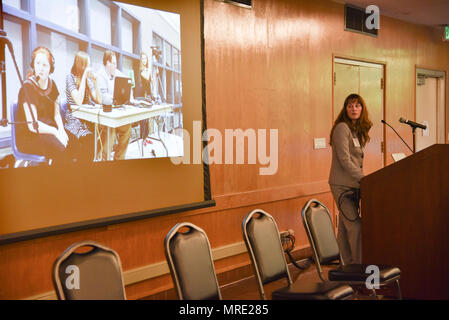 170608-N- HM829-034 Portland, Oregon (8 juin 2017) Heidi Sipe, surintendant du district scolaire d'Umatilla, prend la parole à un déjeuner des surintendants de l'université de Portland Portland Rose Festival lors de la Fleet Week 2017. La Confédération de l'Oregon d'administrateurs scolaires accueillir cet événement, qui se veut une discussion ouverte entre Portland Area School Superintendents, chefs d'entreprises, et les chefs militaires sur les efforts conjoints pour améliorer l'éducation des jeunes. Le festival de Portland et la Fleet Week sont une célébration de la mer avec des services marins, marines, et des Gardes Côtes des États-Unis et du Canada décisions Banque D'Images