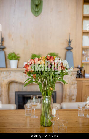 Beau printemps fleurs d'été sur un fond.L'alstroemeria, bouquet de fleurs fraîches à centres jaunes dans un vase. La décoration de la maison. Bouquet coloré sur fond cheminée verticale de l'image. Banque D'Images