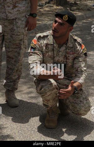 Adjudant-chef Hussain Al Nasser, un chef d'équipe avec le Koweït Bataillon Marine, parle avec ses marins et Marines des États-Unis avec le groupe Force-Crisis Response-Central air-sol marin sur commande des techniques de reconnaissance et de surveillance et les procédures au cours d'un échange d'experts en la matière dans le Moyen-Orient, le 23 mai 2017. Au cours de la formation, des Marines américains et marines koweïtiens ont discuté de divers sujets, y compris la reconnaissance et la surveillance, la planification à la fois général et fait appel, de même qu'avec l'application pratique avec le M40 A6 carabine et le boulon-action .308 Sako Banque D'Images