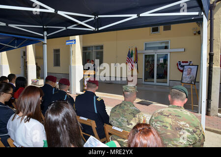 1er Sgt. Jésus Zuniga, attribué à l'entreprise Delta, 1er bataillon du 503e Régiment d'infanterie, 173e Brigade aéroportée prend la parole lors de la salle à manger du dévouement à la Caserma Ederle, Vicenza, Italie, 8 juin 2017. La salle centrale a été renommée en l'honneur du 1er Sgt. Michael Curry, tué au combat le 23 juillet 2007, tout en servant en tant que 1er Sgt. de société Delta, 1er Bataillon, 503e Régiment d'infanterie, 173e Brigade aéroportée. (U.S. Photo de l'armée par Visual Spécialiste de l'information Antonio Bedin/libérés) Banque D'Images