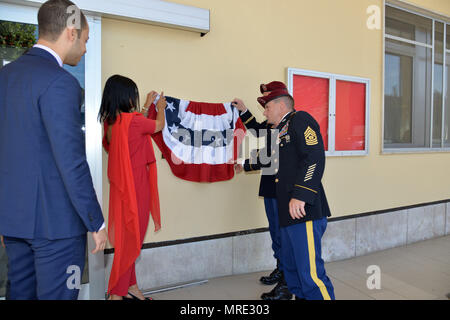 Mme Lucia Maccatrozzo Curry, conjoint survivant du 1er Sgt. Michael Curry, le Lieutenant-colonel Michael P. Wagner et commande le Sgt. Le major Christopher L. Mullinax, dévoiler une plaque en l'honneur du 1er Sgt. Michael S. Curry, au cours de la salle à manger du dévouement à Caserma Ederle, Vicenza, Italie, 8 juin 2017. La salle centrale a été renommée en l'honneur du 1er Sgt. Michael Curry, tué au combat le 23 juillet 2007, tout en servant en tant que 1er Sgt. de société Delta, 1er Bataillon, 503e Régiment d'infanterie, 173e Brigade aéroportée. (U.S. Photo de l'armée par Visual Spécialiste de l'information Antonio Bedin/libérés) Banque D'Images