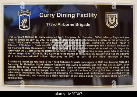 La plaque qui mentionne un 1er Sgt. Michael S. Curry au cours de la salle à manger du dévouement à la Caserma Ederle, Vicenza, Italie, 8 juin 2017. La salle centrale a été renommée en l'honneur du 1er Sgt. Michael Curry, tué au combat le 23 juillet 2007, tout en servant en tant que 1er Sgt. de société Delta, 1er Bataillon, 503e Régiment d'infanterie, 173e Brigade aéroportée. (U.S. Photo de l'armée par Visual Spécialiste de l'information Antonio Bedin/libérés) Banque D'Images