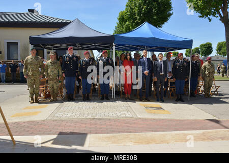 Le commandement du 1er bataillon du 503e Régiment d'infanterie et de la garnison de l'armée américaine en Italie, et civils invités pendant la salle à manger du dévouement à la Caserma Ederle, Vicenza, Italie, 8 juin 2017. La salle centrale a été renommée en l'honneur du 1er Sgt. Michael Curry, tué au combat le 23 juillet 2007, tout en servant en tant que 1er Sgt. de société Delta, 1er Bataillon, 503e Régiment d'infanterie, 173e Brigade aéroportée. (U.S. Photo de l'armée par Visual Spécialiste de l'information Antonio Bedin/libérés) Banque D'Images