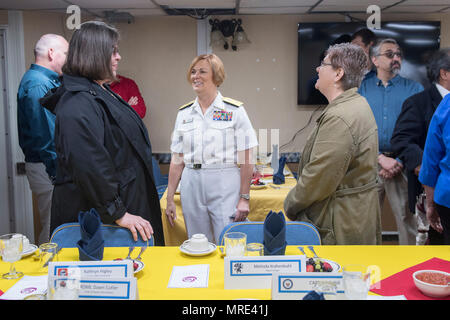 170609-N-ZP059-030 PORTLAND en Orégon, (9 juin 2017) - Chef de la Marine, de l'information Adm arrière. Dawn Cutler, centre, parle avec Melinda Krahenbuhl, de Reed College à Portland, Ore., droite, et Kathryn Higley, à partir de l'Oregon State University, lors d'un petit déjeuner pour les enseignants qui s'est tenue à bord de la classe Ticonderoga croiseur lance-missiles USS Bunker Hill (CG 52) au cours de la Semaine de la flotte Portland Rose Festival. Le festival de Portland et la Fleet Week sont une célébration de la mer avec des services marins, marines, et les membres de la Garde côtière des États-Unis et du Canada faisant de la ville un port d'escale. (U.S. Photo par Marine Commun de masse Banque D'Images