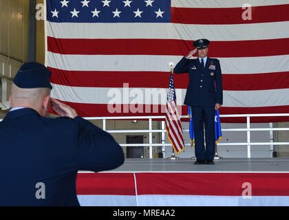 Le colonel Benjamin Spencer, droite, donne son premier saluer comme le nouveau commandant de la 319e Escadre de la base aérienne à sa prise de commandement le 6 juin 2017, cérémonie, sur Grand Forks Air Force Base, N.D. En tant que commandant, il sert comme agent supérieur chargé de fournir et d'exploitation de base de soutien aux opérations directes pour le personnel de l'escadre, 2 unités locataire et 11 unités séparées géographiquement. Banque D'Images