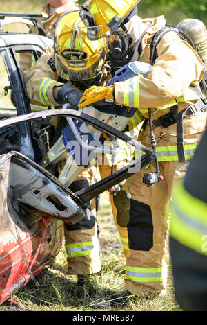 La Garde nationale de Caroline du Nord et de l'Air Guard recherche pompiers grâce à l'épave au cours d'exercices de simulation pour l'opération de vigilance dans la forêt d'État Catamount Dupont le 8 juin 2017. L'opération de vigilance (Catamount OEV) est un programme conjoint et civils des opérations nationales et régionales NCNG la sécurité intérieure de l'exercice. (Photo par le sergent. David McLean, PAO NCNG) Raleigh Banque D'Images