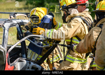 La Garde nationale de Caroline du Nord et de l'Air Guard recherche pompiers grâce à l'épave au cours d'exercices de simulation pour l'opération de vigilance dans la forêt d'État Catamount Dupont le 8 juin 2017. L'opération de vigilance (Catamount OEV) est un programme conjoint et civils des opérations nationales et régionales NCNG la sécurité intérieure de l'exercice. (Photo par le sergent. David McLean, PAO NCNG) Raleigh Banque D'Images