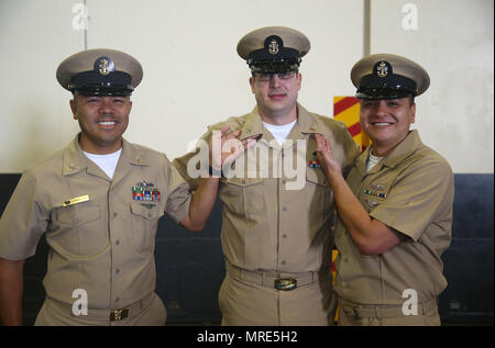 170518-N-QI093-0064 Norfolk, en Virginie (9 juin 2017) - chef technicien électronique Matthieu Geiger, attribué à l'avenir USS Gerald R. Ford (CVN 78), pose pour une photo avec Master Chief Jérémie Ledda et chef principal (nucléaire) au cours d'un Sequaptewa Justin le maître de cérémonie l'épinglage à bord de Ford. Ford avait 15 Premier maître sélectionné pour le grade de le maître de 1er juin. (U.S. Photo par marine Spécialiste de la communication de masse 2e classe Ruben Reed) Banque D'Images