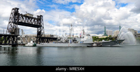 PORTLAND, OREGON (8 juin 2017) la classe Ticonderoga croiseur lance-missiles USS Bunker Hill (CG 52) arrive à la rivière Portland Rose Festival de la Fleet Week. Le festival de Portland et la Fleet Week sont une célébration de la mer avec des services marins, marines, et les membres de la Garde côtière des États-Unis et du Canada faisant de la ville un port d'escale. (U.S. Photo par marine Spécialiste de la communication de masse 3 Classe Alana Langdon/libérés) Banque D'Images