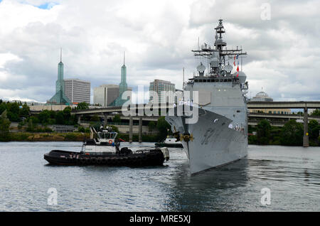 PORTLAND, OREGON (8 juin 2017) la classe Ticonderoga croiseur lance-missiles USS Bunker Hill (CG 52) arrive à Portland pour la semaine du Festival, le 8 juin. Le festival de Portland et la Fleet Week sont une célébration de la mer avec des services marins, marines, et les membres de la Garde côtière des États-Unis et du Canada faisant de la ville un port d'escale. (U.S. Photo par marine Spécialiste de la communication de masse 3 Classe Alana Langdon/libérés) Banque D'Images