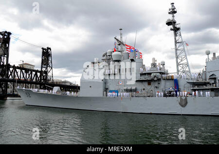 PORTLAND, OREGON (8 juin 2017) la classe Ticonderoga croiseur lance-missiles USS Bunker Hill (CG 52) arrive à Portland pour la semaine du Festival. Le festival de Portland et la Fleet Week sont une célébration de la mer avec des services marins, marines, et les membres de la Garde côtière des États-Unis et du Canada faisant de la ville un port d'escale. (U.S. Photo par marine Spécialiste de la communication de masse 3 Classe Alana Langdon/libérés) Banque D'Images