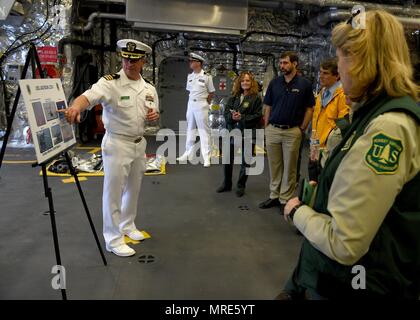 170609-N-LQ926-140 PORTLAND en Orégon, (9 juin 2017) Le Cmdr. David W. Walton Jr., directeur général de USS Jackson (LCS 6), effectue une visite de son navire pour les membres du Bureau de gestion des terres, Forestry Service des États-Unis, l'Environmental Protection Agency, et U.S. Fish and Wildlife, au cours d'une agence partenaire de l'événement de sensibilisation à Portland, Ore., pendant la semaine de festival de Rose. Le festival de Portland et la Fleet Week sont une célébration de la mer avec des services marins, marines, et les membres de la Garde côtière des États-Unis et du Canada faisant de la ville un port d'escale. (U.S. Photo de la marine par la communication de masse spec Banque D'Images