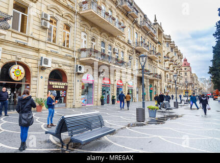 Baku, Azerbaïdjan - Mars 10, 2018 : les gens marchent dans la rue Nizami dans ceter de ville au printemps. Banque D'Images