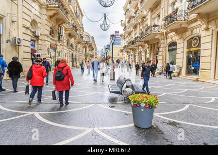Baku, Azerbaïdjan - Mars 10, 2018 : les gens marchent dans la rue Nizami dans ceter de ville au printemps. Banque D'Images
