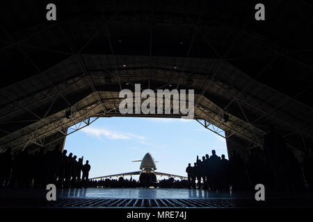 Des réservistes de la 512th Airlift Wing stand en formation 10 juin 2017, au cours de l'escadre, cérémonie de passation de commandement à la base aérienne de Dover, Delaware. Col.Craig C. Peters a pris le commandement de la 512th AW. (U.S. Air Force photo/Senior Airman Damien Taylor) Banque D'Images