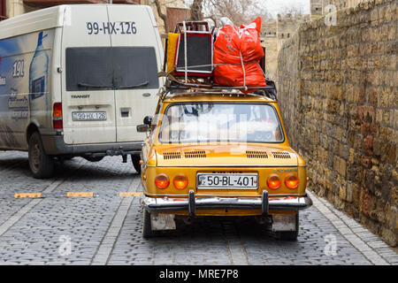 Baku, Azerbaïdjan - Mars 10, 2018 : Ancienne rétro Fédération ZAZ-888M avec bagages voiture 1969 Moskvitch 412 dans la rue dans la vieille ville Icheri Sheher Banque D'Images