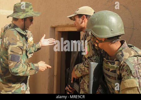 Un instructeur de l'Armée nationale afghane avec le Centre de formation militaire régional Helmand montre bon prix-procédures de compensation pour les soldats avec 2e Kandak, 4e Brigade, 215e Corps canadien au Camp Shorabak, Afghanistan, le 12 juin 2017. Les conseillers des marines assigné à la Force sud-ouest aident les instructeurs durant le cycle de préparation opérationnelle, un programme de formation de huit semaines, l'amélioration de la primauté des fonctions du 2e Kandak, 4e Brigade. (U.S. Marine Corps photo par le Sgt. Lucas Hopkins) Banque D'Images