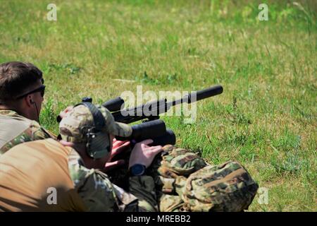 Groupe de combat américains et britanniques de la Pologne le feu des soldats M2010 Fusil amélioré près de la zone d'entraînement au cours de Bemowo Piskie grève sabre 17 Juin 8, 2017. Grève 17 Sabre de l'armée américaine est une force multinationale de l'Europe exercer des forces combinées menée chaque année pour renforcer l'alliance de l'OTAN dans la région de la Baltique et de la Pologne. L'exercice de cette année comprend et intégré de formation axés sur la dissuasion synchronisé conçu pour améliorer l'interopérabilité et à l'état de préparation des forces militaires des Nations Unies participantes 20. (U.S. Photo de l'Armée de Charles Rosemond, Formation Support Team Orzysz) Banque D'Images