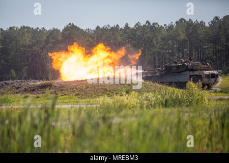 Marines incendie un M1A1 canon principal à des véhicules ennemis simulés à Camp Lejeune, en Caroline du Nord, le 9 juin 2017. Les Marines ont participé à la 14e conférence annuelle de Tiger à la concurrence, une rivalité entre l'équipage de char de 1er, 2e et 4e bataillon de chars, pour déterminer l'équipage de char plus performantes dans le Corps des Marines. Les marines sont avec le 1er bataillon de chars. (U.S. Marine Corps photo de LCpl. Taylor W. Cooper) Banque D'Images