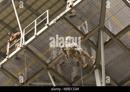 Soldats et aviateurs, le rappel d'une tour de 70 pieds au cours de la cours d'assaut d'air s'est déroulée au Camp Rilea à Pagosa Springs, New York, 7 juin 2017. Rappel Les étudiants avec plein de sacs à dos de la tour comme l'un des tests qu'ils doivent remplir pour recevoir le badge d'assaut aérien. Le cours se compose d'entraînement physique, des marches ruck, l'enseignement en classe et des exercices pratiques. (Photo par le sergent. Anita VanderMolen, Mobile 115e Détachement des affaires publiques) Banque D'Images