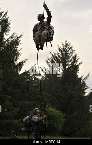 Soldats et aviateurs, le rappel d'une tour de 70 pieds au cours de la cours d'assaut d'air s'est déroulée au Camp Rilea à Pagosa Springs, New York, 7 juin 2017. Rappel Les étudiants avec plein de sacs à dos comme l'un des tests qu'ils doivent remplir pour recevoir le badge d'assaut aérien. Le cours se compose d'entraînement physique, des marches ruck, l'enseignement en classe et des exercices pratiques. (Photo par le sergent. Anita VanderMolen, Mobile 115e Détachement des affaires publiques) Banque D'Images