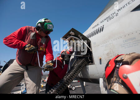 170610-N-ME396-492 MER MÉDITERRANÉE (10 juin 2017) Master Chef Technicien en avionique Kevin Batchelor 20 mm charges de munitions sur un F/A-18F Super Hornet affectés à l 'Black' Lions de Strike Fighter Squadron (VFA) 213 à bord du porte-avions USS George H. W. Bush (CVN 77). Le navire et son groupe aéronaval mènent des opérations navales dans la sixième flotte américaine zone d'opérations à l'appui de la sécurité nationale des États-Unis en Europe et en Afrique. (U.S. Photo par marine Spécialiste de la communication de masse Tristan 3ème classe B. Lotz/libérés) Banque D'Images