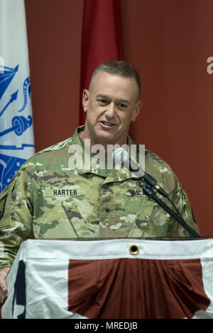 Le brig. Le général Robert Harter, général commandant de la 316e Commandement de soutien expéditionnaire (), général commandant adjoint de la 1ère Commande de soutien (théâtre), félicite la 266e Centre de support de la gestion financière (FMSC) sur un travail bien fait au cours de leur cérémonie de transfert d'autorité à la 326e LA FMSC au Camp comme Sayliyah, Qatar, le 12 juin 2017 (U.S. Photo de l'armée par le Sgt. Christopher Bigelow) Banque D'Images