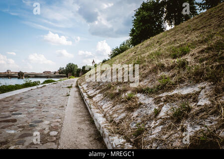 Foothpath urbain le long de la rivière près de San Zeno à Vérone, Italie Banque D'Images