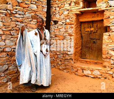 Portrait de l'homme mauritanien en costume national boubou ou derraa - 10.11.2012 Chinguetti, Mauritanie Banque D'Images