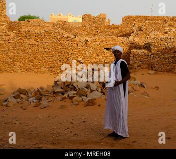 Portrait de l'homme mauritanien en costume national boubou ou derraa à Chinguetti, Mauritanie Banque D'Images