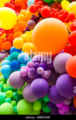 Résumé fond lumineux de fatras de ballons de couleur arc-en-ciel pour célébrer la fierté gay Banque D'Images