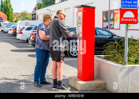 Angelholm, Suède - 15 mai 2018 : Documentaire de voyage de la vie quotidienne et le lieu. Des personnalités de l'article à un poste de paiement choisir quelle carte d'utiliser t Banque D'Images