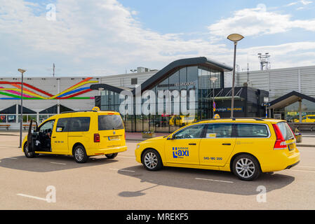 Angelholm, Suède - 15 mai 2018 : Documentaire de voyage de la vie quotidienne et le lieu. Les taxis jaunes qui l'attendaient à l'aéroport pour les clients qui arrivent. Un Banque D'Images